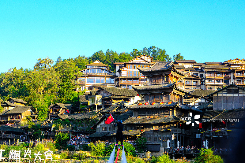 2025年10月5日，国庆期间，贵州遵义播州区乌江寨国际旅游度假区,运动员正在表演水袖图片素材