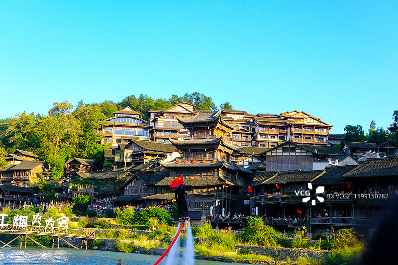 2025年10月5日，国庆期间，贵州遵义播州区乌江寨国际旅游度假区,运动员正在表演水袖图片素材