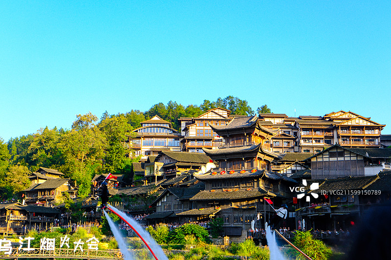 2025年10月5日，国庆期间，贵州遵义播州区乌江寨国际旅游度假区,运动员正在表演水袖图片素材