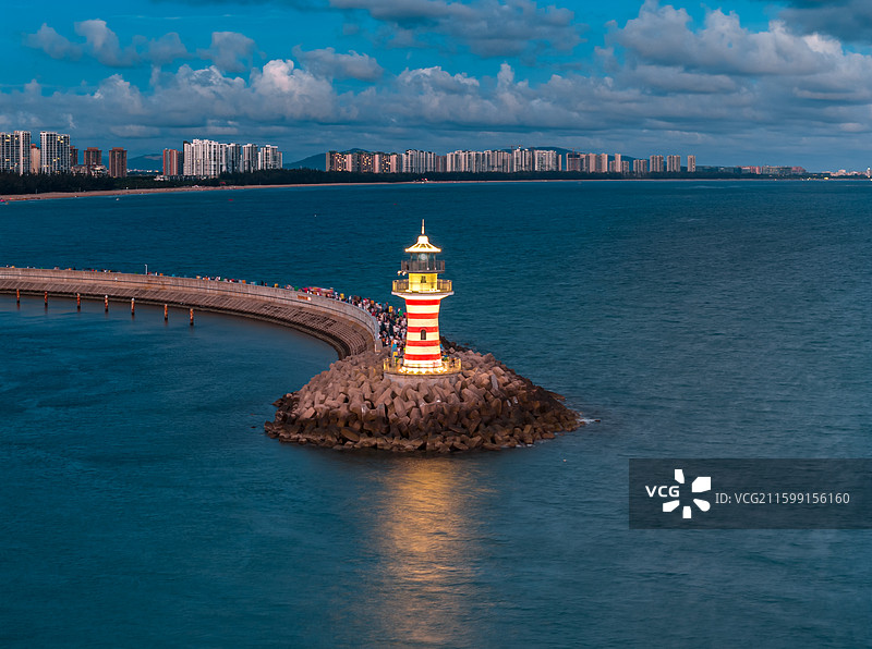 中国海南陵水清水湾自由灯塔夜景航拍图图片素材
