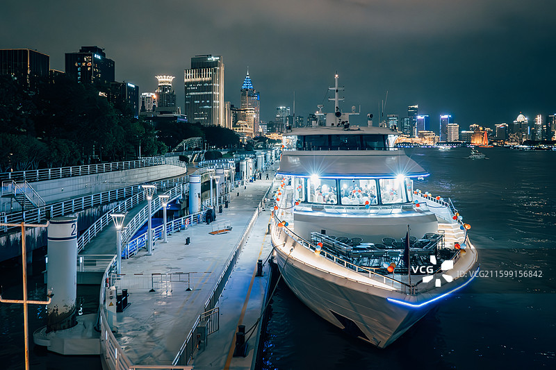 夜上海黄浦江夜景游览十六铺豪华邮轮游轮游船游艇快艇船舶轮船码头水面江面视角图片素材