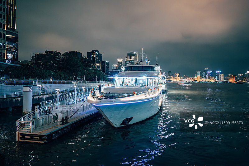 夜上海黄浦江夜景游览十六铺豪华邮轮游轮游船游艇快艇船舶轮船码头水面江面视角图片素材