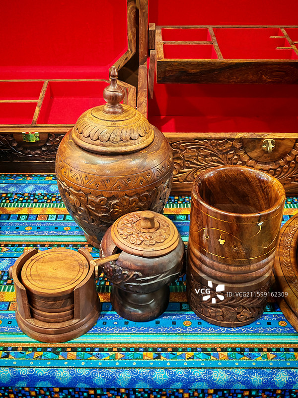 手刻里的匠心 手工雕刻的花草纹路，罐筒盒的故事，木箱透着华贵，民族风的跳脱，被时光打磨过的如诗如画图片素材