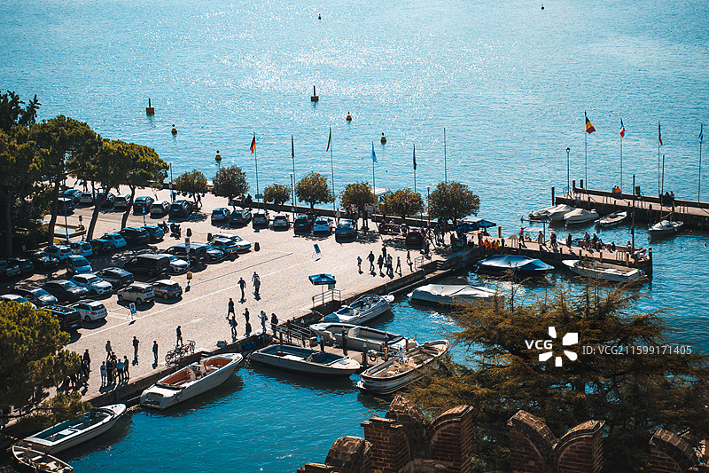 锡尔苗内的湖边码头图片素材