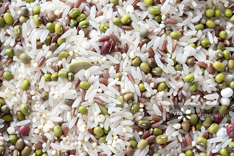 一组五谷杂粮粥混合原料特写，包括绿豆、红豆、大米等图片素材