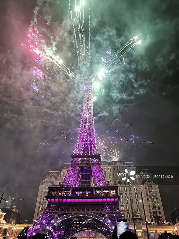 澳门巴黎铁塔跨年夜的烟花图片素材