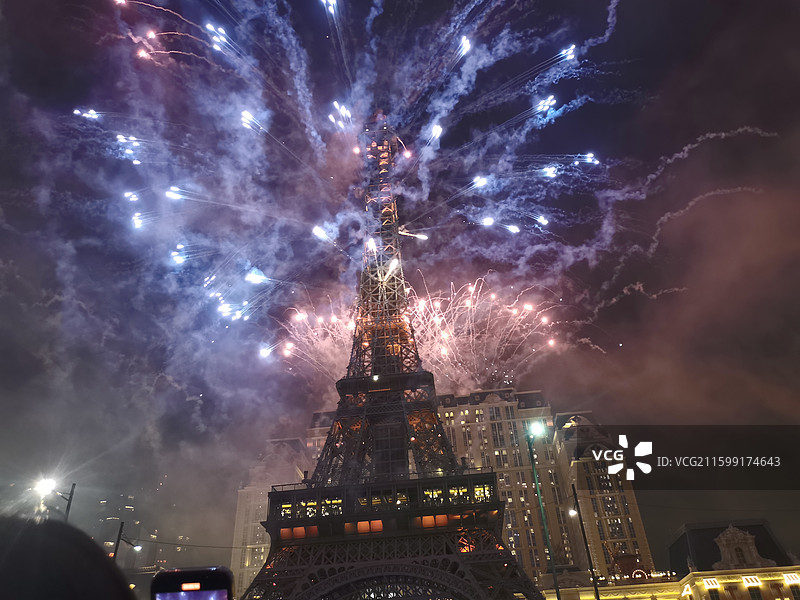澳门巴黎铁塔跨年夜的烟花图片素材