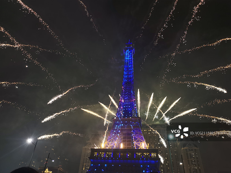 澳门巴黎铁塔跨年夜的烟花图片素材
