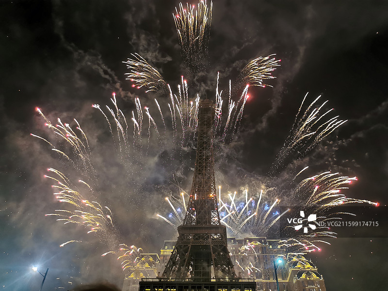 澳门巴黎铁塔跨年夜的烟花图片素材