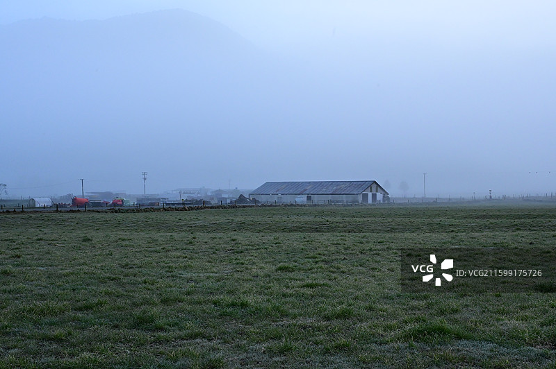 Greymouth新西兰南岛格雷茅斯小镇的晨雾图片素材