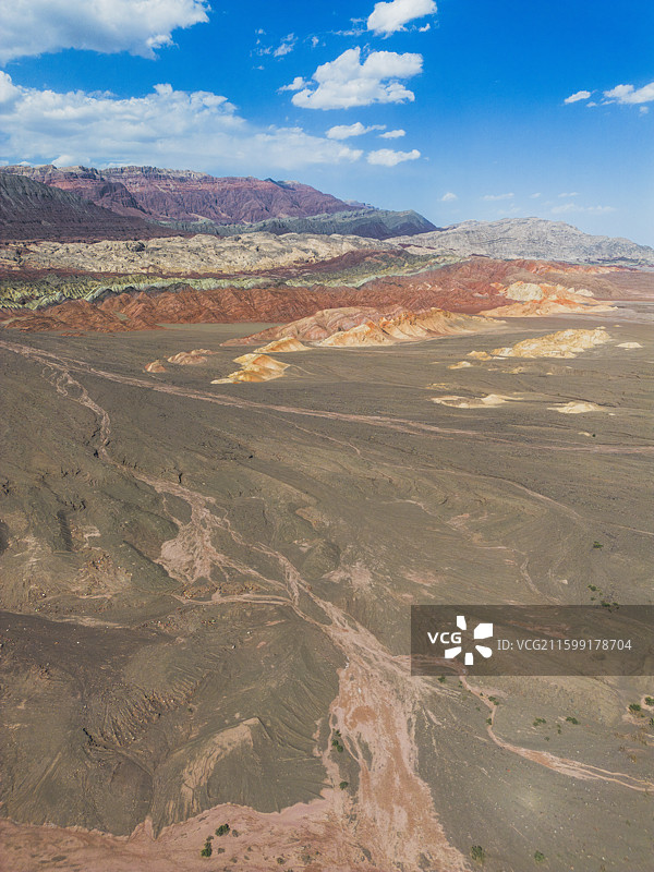 天山山脉柯坪山系的七彩山五彩山-新疆喀什伽师县西克尔镇北部图片素材