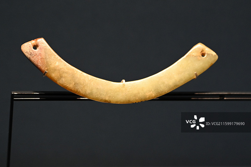 安徽郎溪磨盘山遗址出土马家浜文化晚期玉璜图片素材