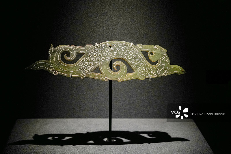 青玉透雕龙形佩(佩玉) 战国(公元前475~前221年) 河南淮阳王店出土 河南博物院藏图片素材