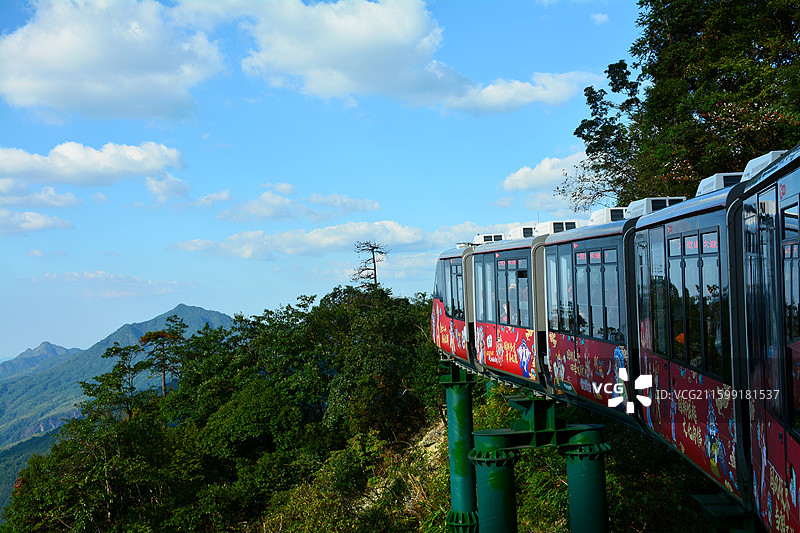 中国首列悬崖上的动车在江西大觉山运行图片素材
