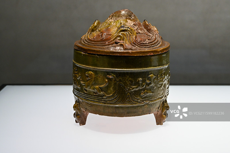 汉代绿釉博山盖陶奁：雕刻山水瑞兽的古代艺术珍品图片素材