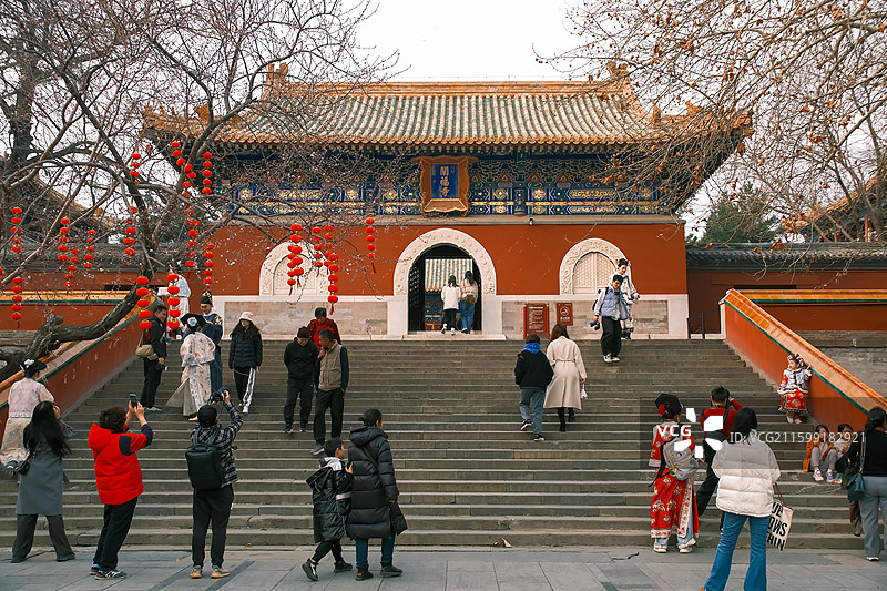 古建前游人穿梭景象图片素材