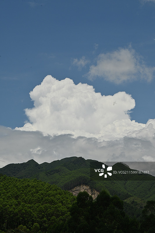 蓝天白云山脉图片素材