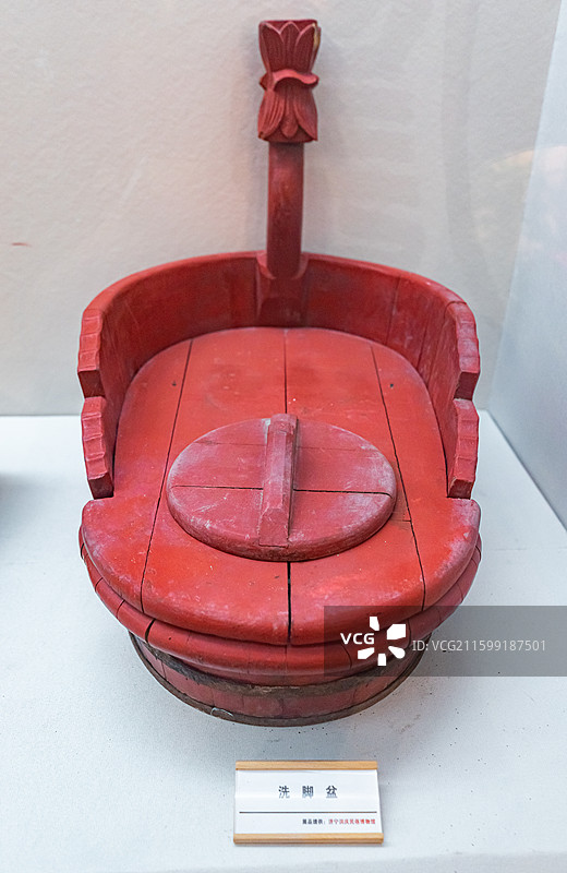 中国山东省任城区济宁市博物馆老馆，礼成家国礼俗风情展厅，古代红色的洗脚盆，室内无人图像摄影图片素材
