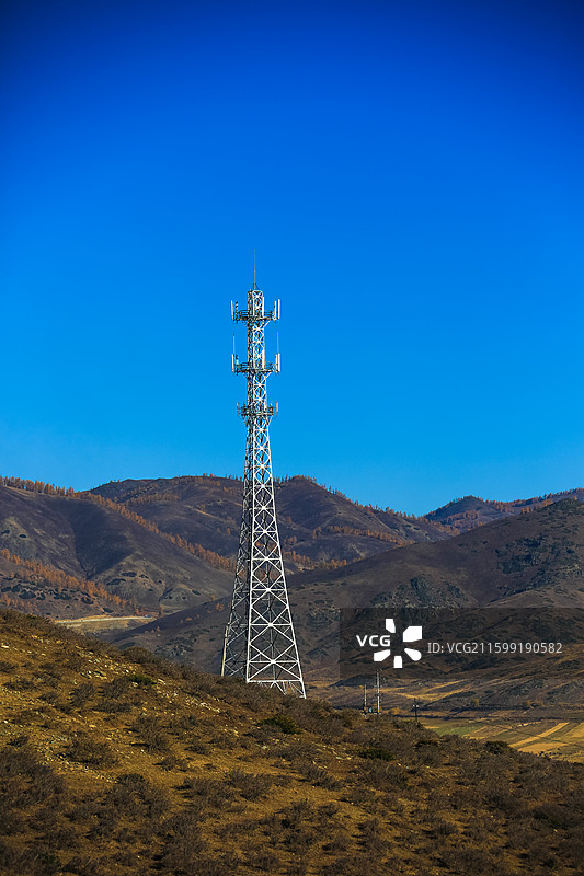 山地通信铁塔 蓝天背景图片素材