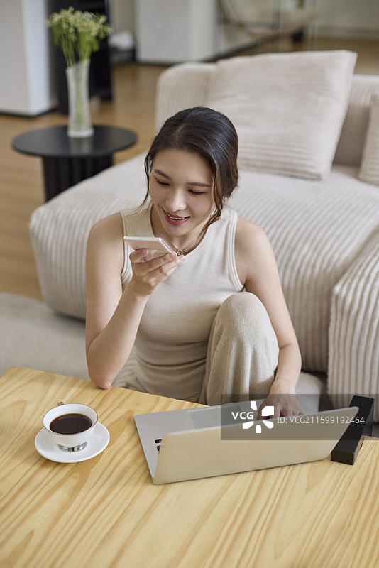 优雅女性居家办公图片素材