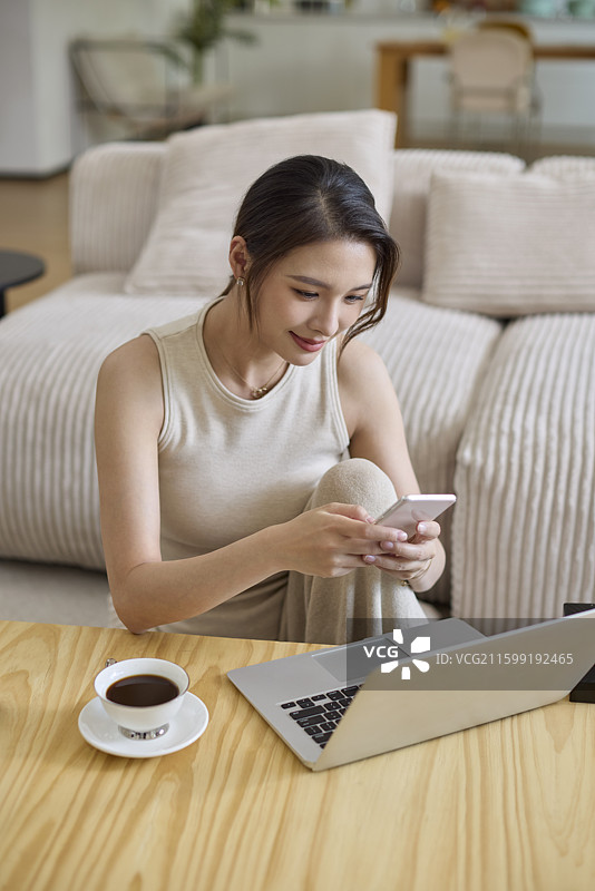 优雅女性居家办公图片素材