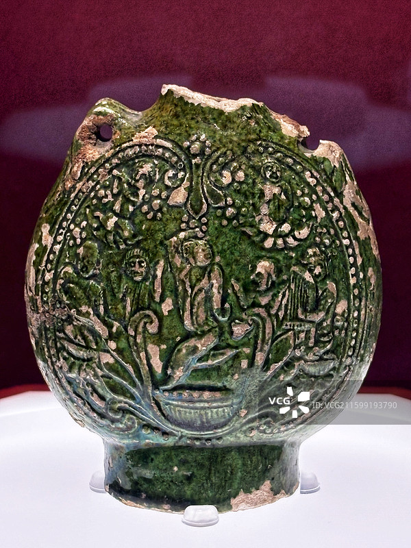 宁夏固原市原州区文物管理所藏北周乐舞绿釉陶扁壶图片素材