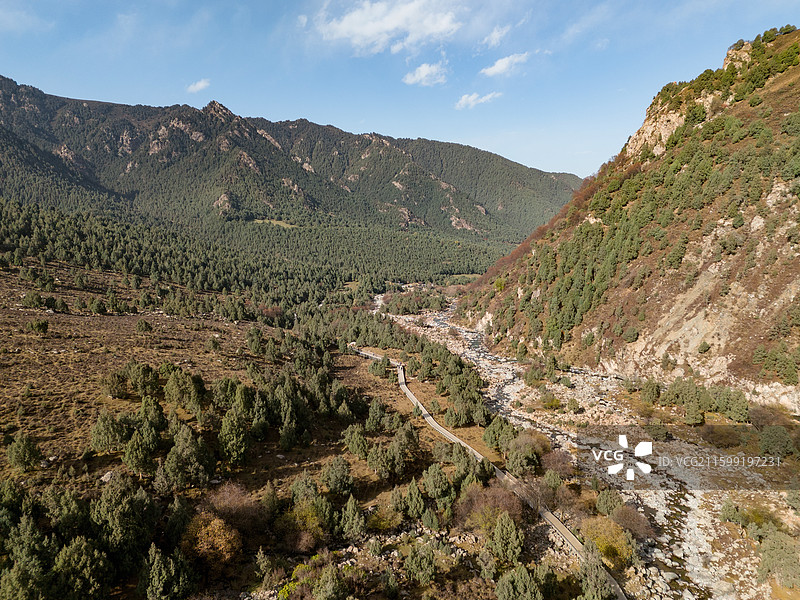 甘肃武威祁连山脉冰沟河景区秋天风景航拍视角图片素材