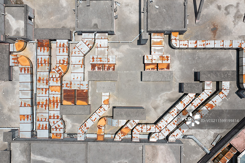 屋顶生锈管道与混凝土构造图片素材