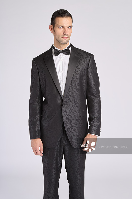 站在白色背景下的商人肖像图片素材