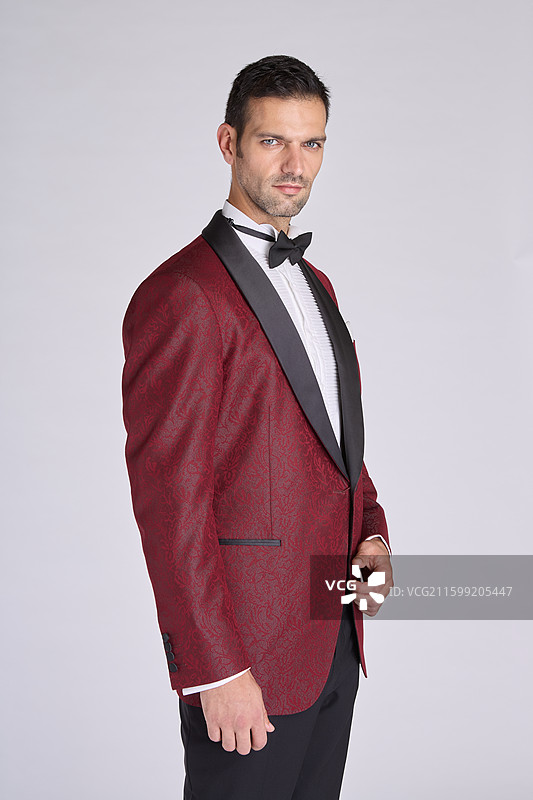 站在白色背景下的商人肖像图片素材