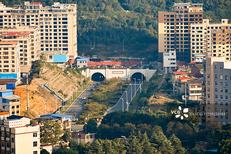 邵阳市，紫薇山下的新华隧道图片素材