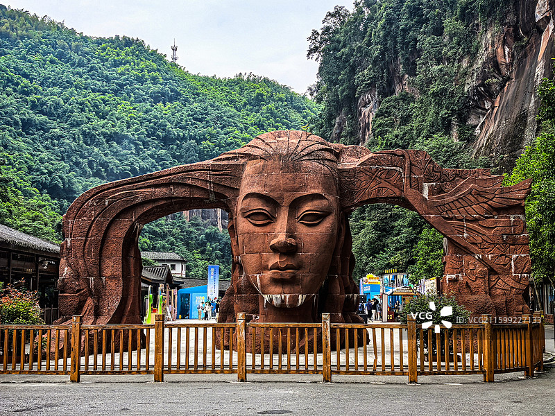 中国贵州遵义赤水市赤水丹霞旅游区大瀑布，世界自然遗产，国家五A级景区，赤水丹霞崖壁，赤水丹霞石雕塑图片素材