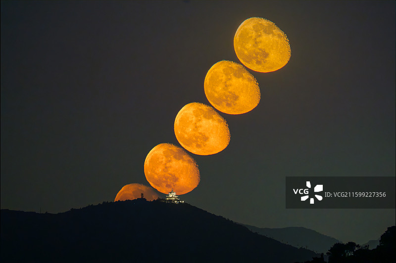 渔洋阁悬月图片素材