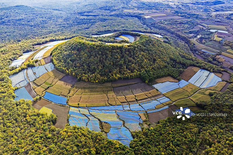 秋季，层林尽染，无人机航拍吉林省白山市靖宇县四方顶子山火山口东北人参种植基地全景。图片素材