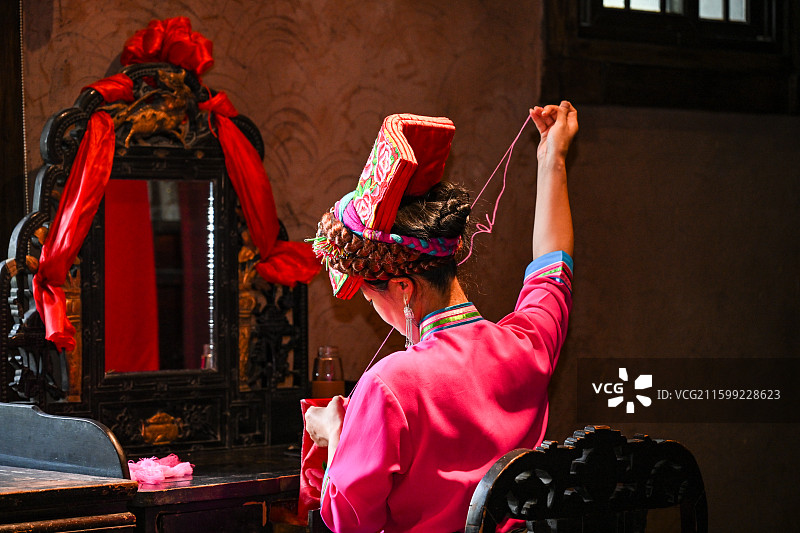 四川省绵阳市室内羌族女性服装展示，羌绣，刺绣图片素材