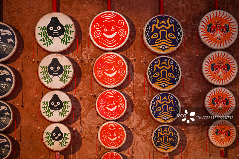 四川省绵阳市室内羌族女性服装展示，羌绣，刺绣图片素材