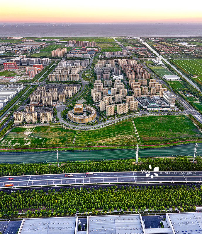 上海奉贤蓝湾社区 两港大道快速路 临港奉贤生命蓝湾产业园 产城融合推动临港自贸区新质生产力图片素材