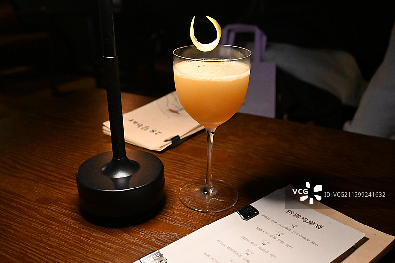 餐桌上的鸡尾酒图片素材