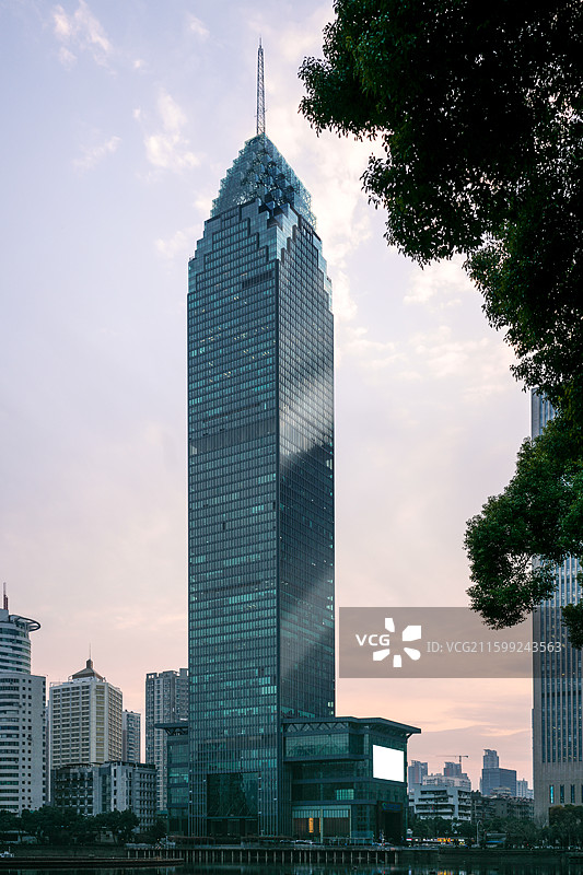 城市金融中心地标性摩天大楼，耸立于天际线，象征着商业的巅峰与卓越图片素材