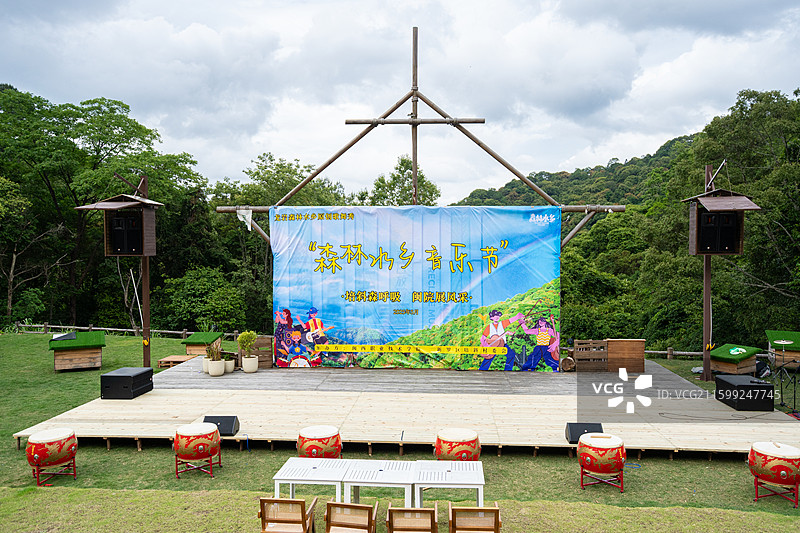 户外草地上搭建的乡村音乐会舞台图片素材
