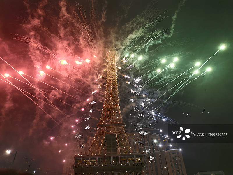 澳门巴黎铁塔跨年夜的烟花图片素材