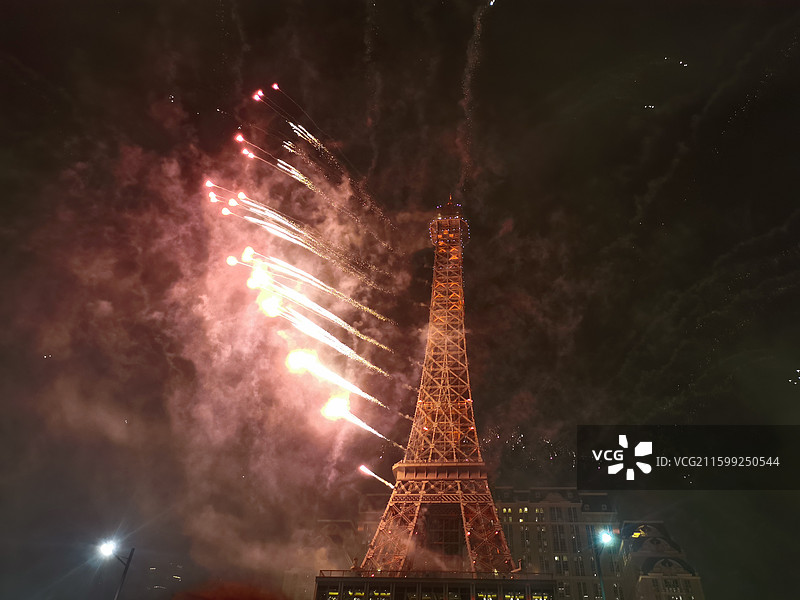 澳门巴黎铁塔跨年夜的烟花图片素材