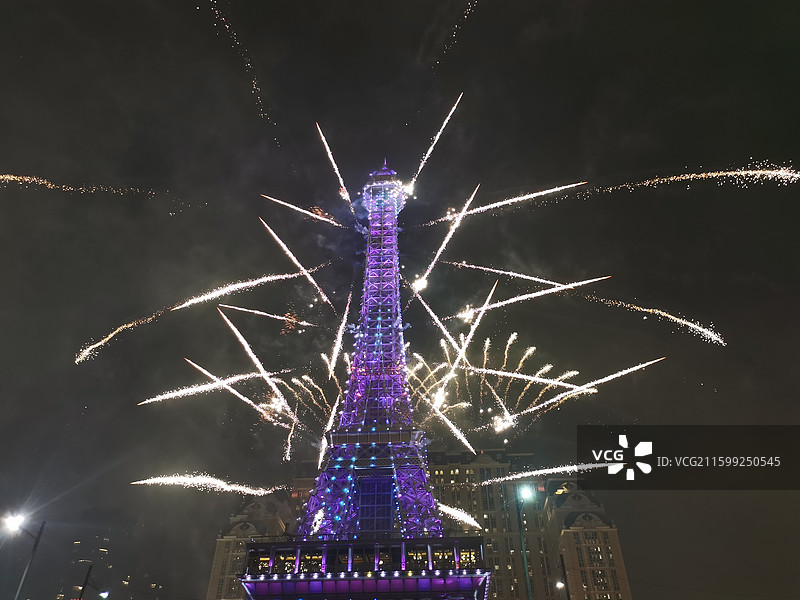 澳门巴黎铁塔跨年夜的烟花图片素材