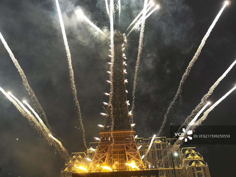澳门巴黎铁塔跨年夜的烟花图片素材