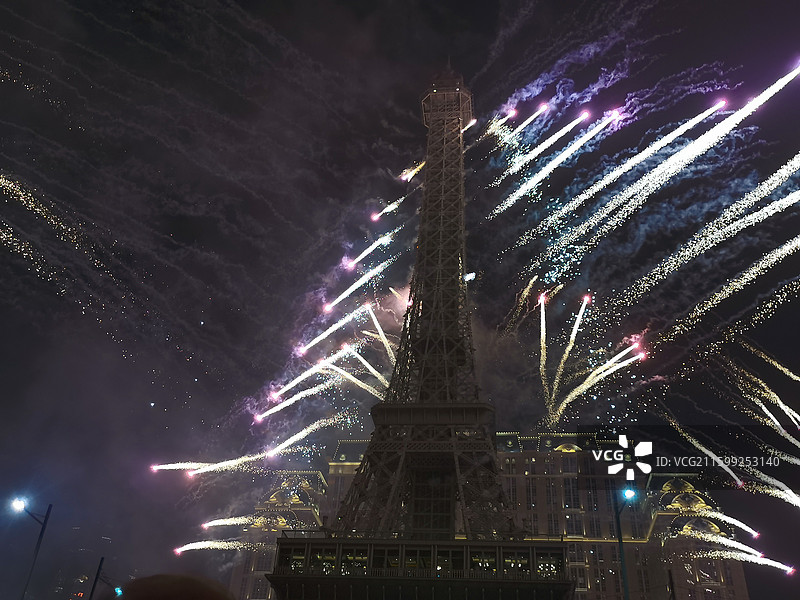 澳门巴黎铁塔跨年夜的烟花图片素材
