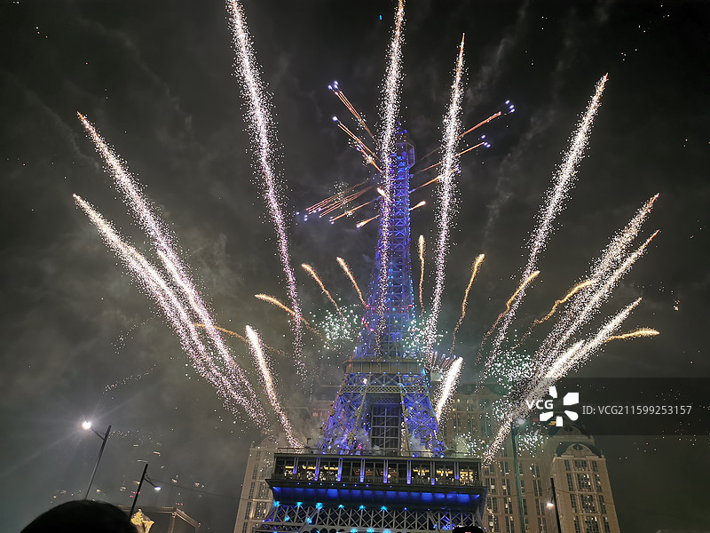 澳门巴黎铁塔跨年夜的烟花图片素材