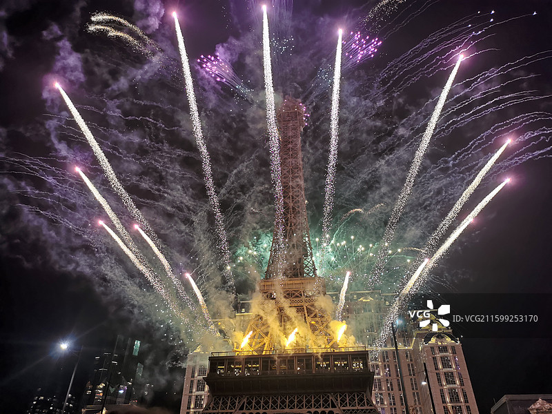 澳门巴黎铁塔跨年夜的烟花图片素材