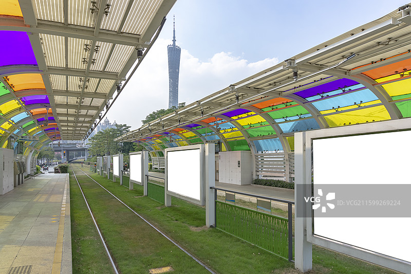 中国广东省广州市城市轨道交通列车站台图片素材