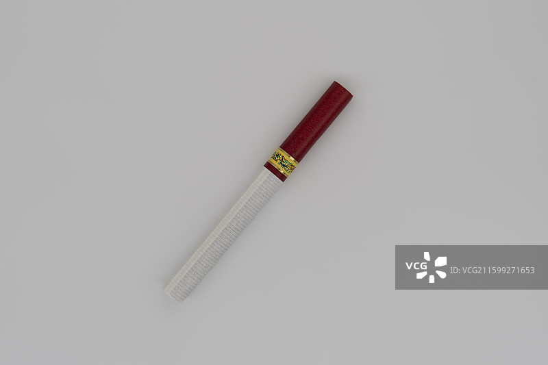 一根香烟-完整的红嘴烟-诱发癌症不健康的物品图片素材