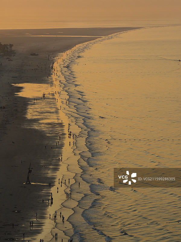 广西北海银滩千层浪日出图片素材